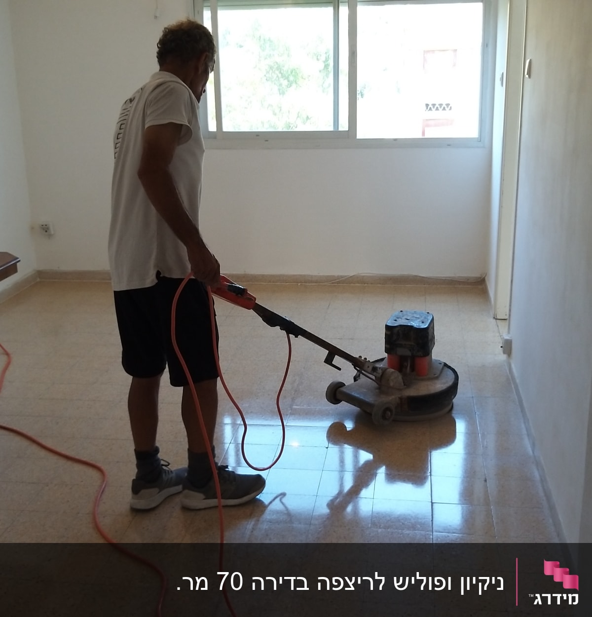 אדם מנקה רצפה עם מכונת פוליש חשמלית